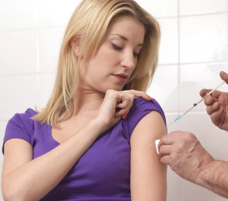 podawanie szczepionki kobiecie